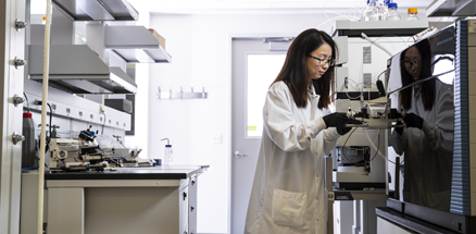 A Lilly scientist working on medicine discovery